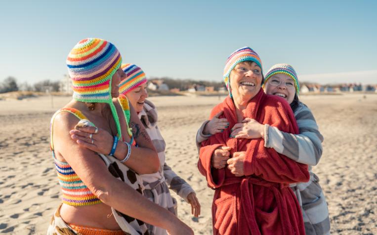 Eine Familie macht Eisbaden am Strand von Warnemünde 2