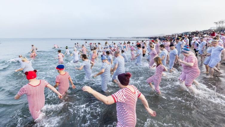 Tradtionelles Anbaden am Neujahrstag in Kühlungsborn © TSK GmbH
