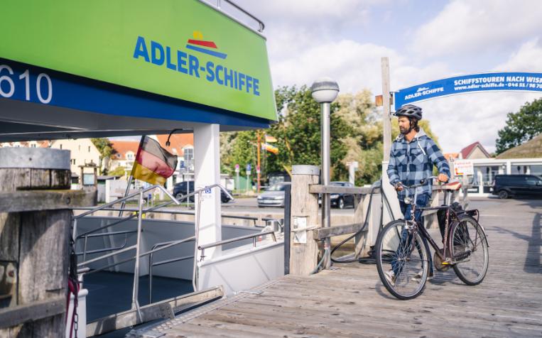 Mit dem Fahrrad zur Überfahrt vom Hafen Poel nach Wismar © MV-T, Gross