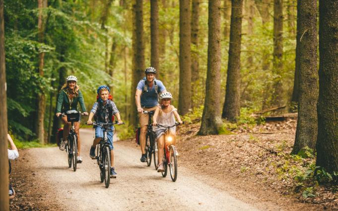 Mit dem Fahrrad auf Familienausflug © MV-T, Roth