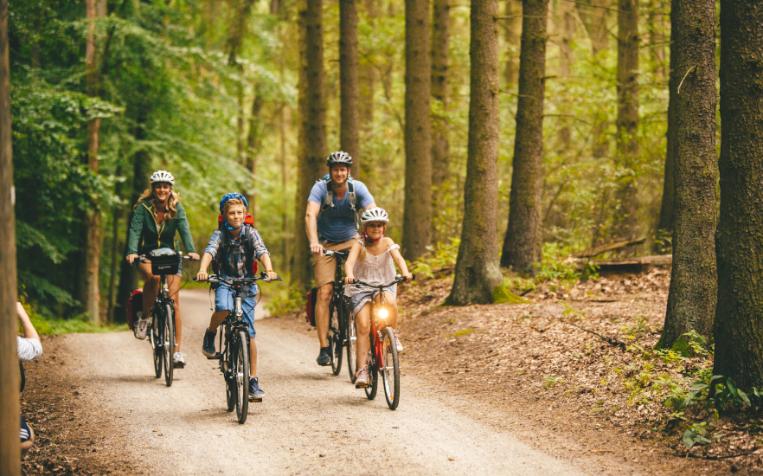 Mit dem Fahrrad auf Familienausflug © MV-T, Roth