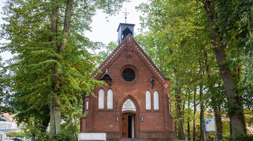 Das Eingangsportal der Kirche.