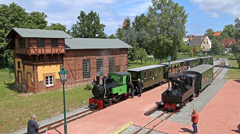 Dampfloks im Bahnhof