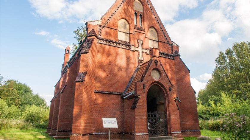 der Eingang zur Kirche