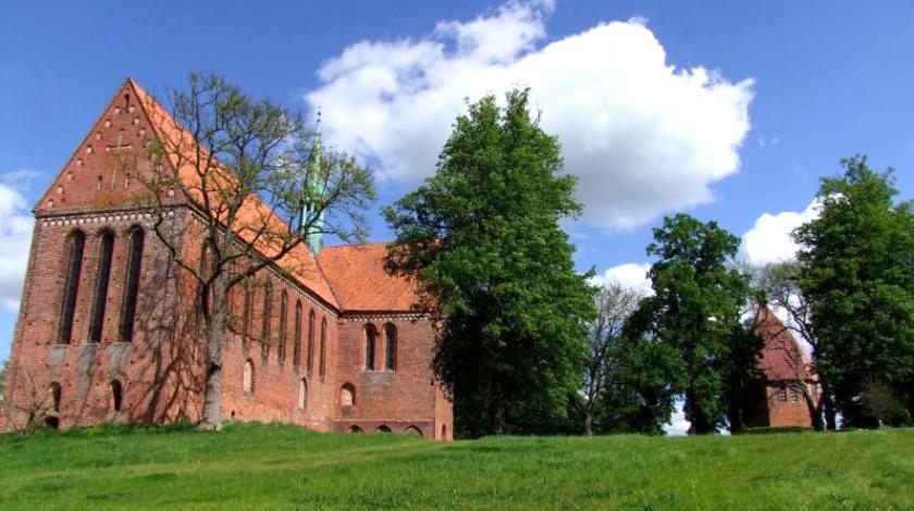 Der Klostergarten der Zisterzienserinnen-Klosterkirche in Neukloster