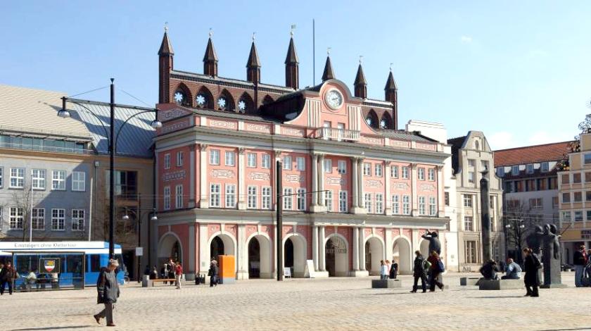 Blick auf das Rostocker Rathaus mit den 7 Türmen