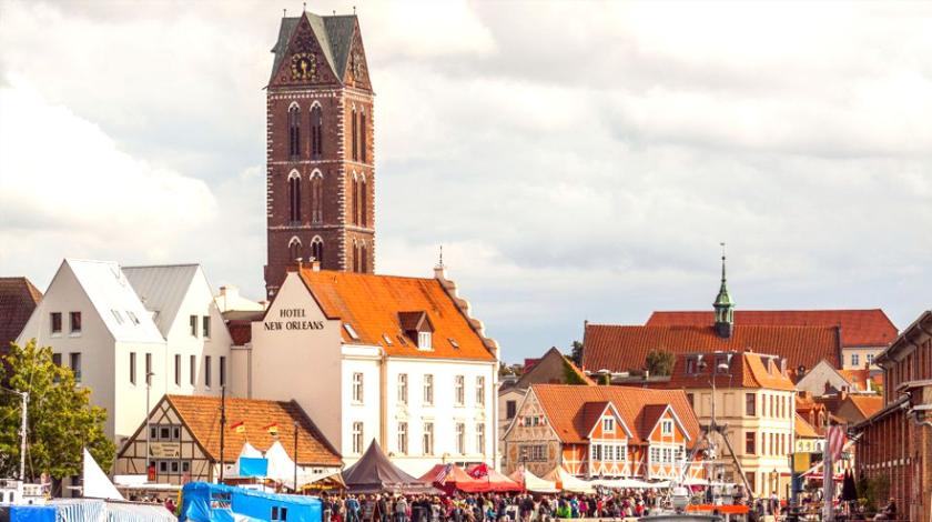 Nur der 80 m hohe Kirchturm ist als weithin sichtbares Wahr- und Seezeichen erhalten geblieben