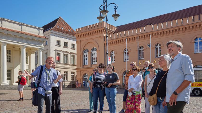 Stadtführung, Am Markt - im Hintergrund das Säulengebäude und das historische Rathaus