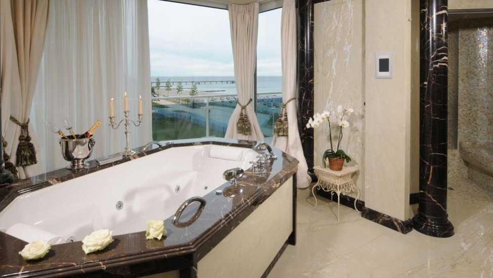 Luxuriöses Badezimmer in der Strandresidenz Kühlungsborn, © Strandresidenz Kühlungsborn
