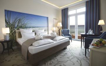 Zimmerbeispiel Doppelzimmer Deluxe mit Meerblick, © Upstalsboom Hotelresidenz & SPA Kühlungsborn