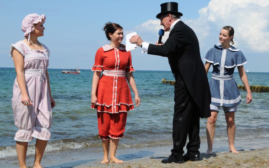 Traditional 'Anbaden' in historical costumes, © TI Bad Doberan-Heiligendamm, S. Hügelland