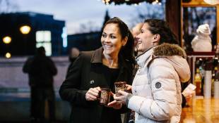 Drinking a hot wine on the christmas market, © TMV, Timo Roth