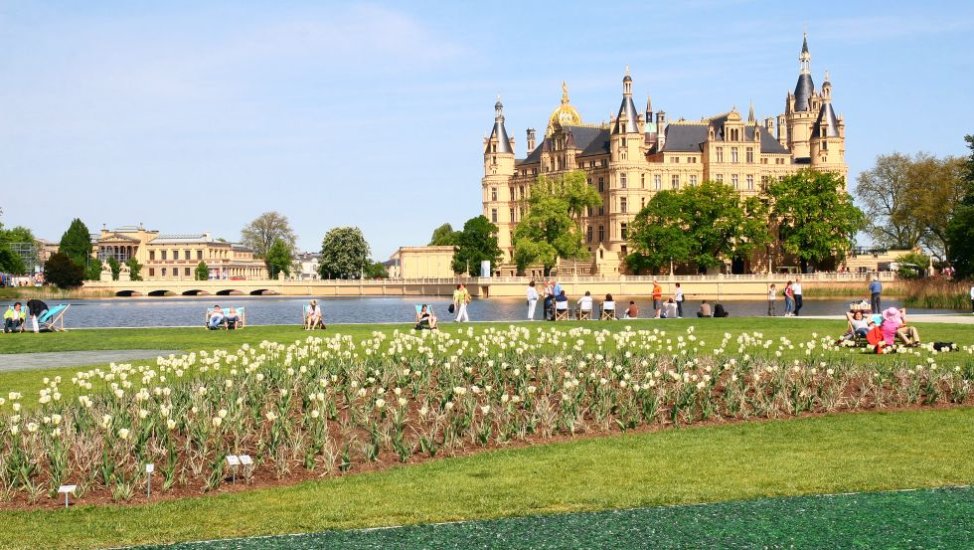 Floating meadow with a view to the castle of Schwerin, © Marieke Sobiech
