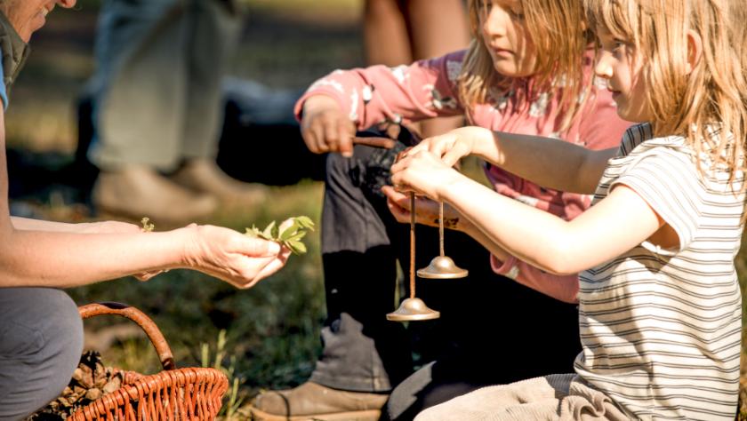 Familien-NaturZeit Kinder erkunden Klänge und Natur © Dominic Mann, tiefen-blick.de