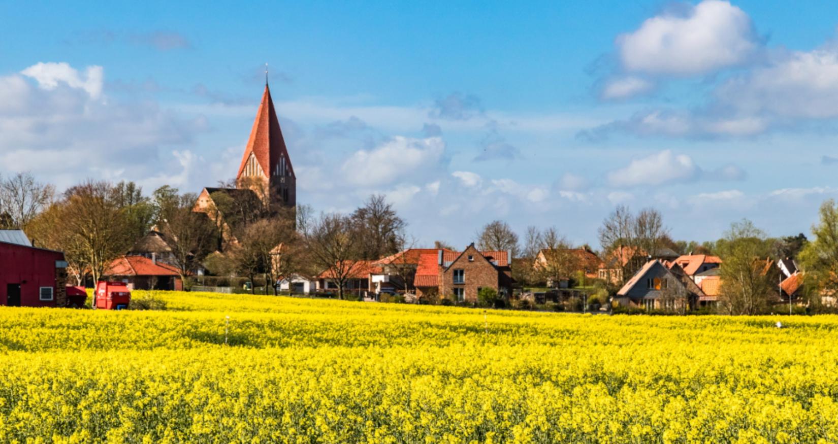 Kirche Klütz im Raps © Helmut Strauß