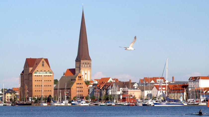 Stadthafen und Petrikirche
